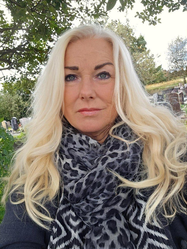 Sabine Schilling mit Leopardenschal im Freien